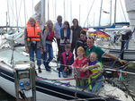 Gruppenbild: Von links nach rechts stehend: Tjarde Traulsen, Julia Schl�ter, Herr Helmut Adler, Alexandra Sommer, Diabetesberaterin  Stephanie Klameth, Vorne von links nach rechts: Lukas Meyer, Jan-Willem Sander, Nina Treede, Dr. Matthias Gloge, Svea Neumann